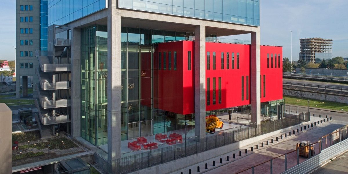 La estructura se expresa en el exterior como ordenadora de las diferentes condiciones de programa, que también se visualizan en la fachada. La estructura se expresa en el exterior como ordenadora de las diferentes condiciones de programa, que también se visualizan en la fachada.