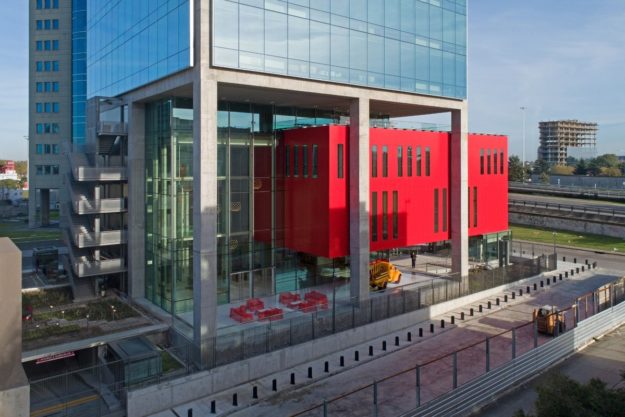 La estructura se expresa en el exterior como ordenadora de las diferentes condiciones de programa, que también se visualizan en la fachada. La estructura se expresa en el exterior como ordenadora de las diferentes condiciones de programa, que también se visualizan en la fachada.