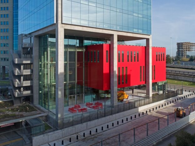 La estructura se expresa en el exterior como ordenadora de las diferentes condiciones de programa, que también se visualizan en la fachada.